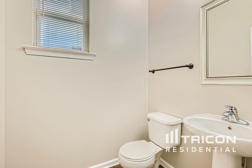 Building Photo - 383 Roseglen Dr NW