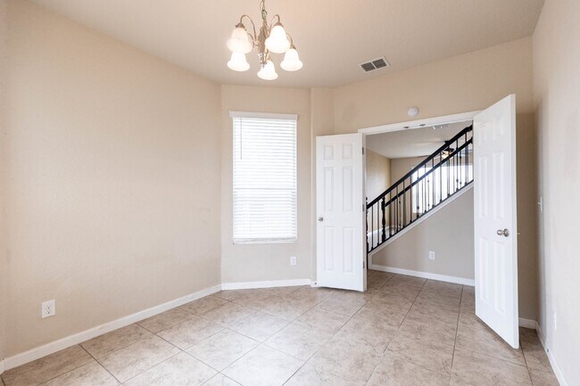 Building Photo - 3534 York Crest