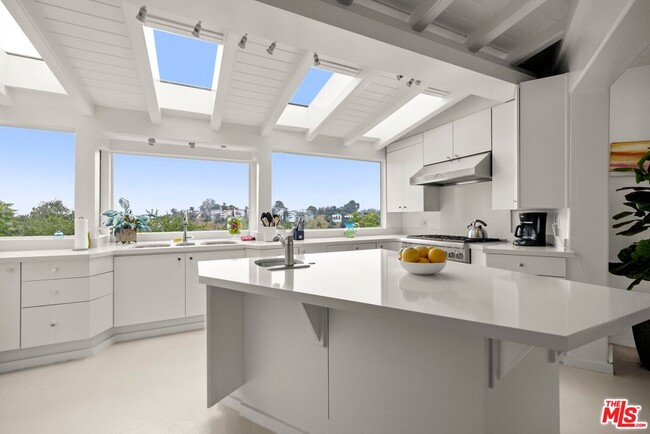 Building Photo - 3210 Coldwater Canyon Ln