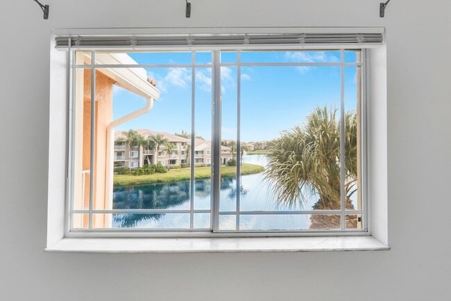 Building Photo - 141 SW Palm Dr