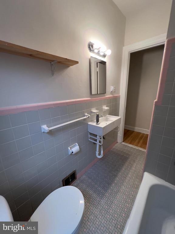 Building Photo - 2038 Locust St