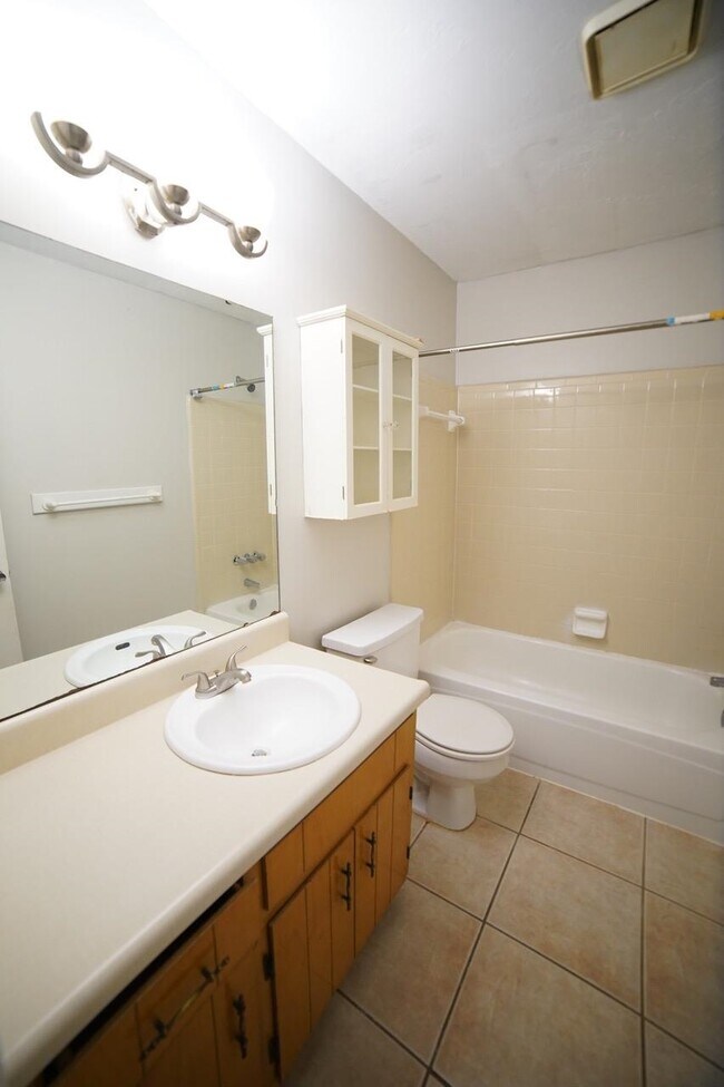 Building Photo - 1530 Merry Oaks Ct