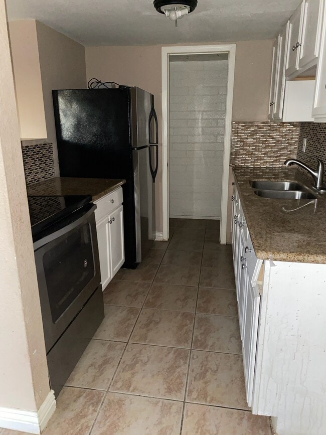 Building Photo - 4645 E Wood St