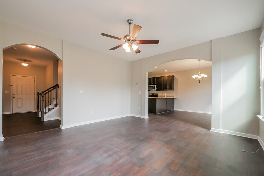 Building Photo - 255 Magnaview Dr