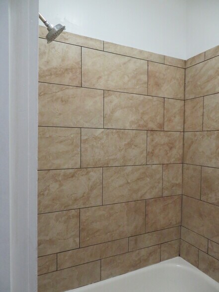 Building Photo - 154 E Colden Ave