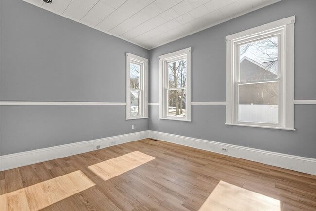 Building Photo - 1104 Pleasant St