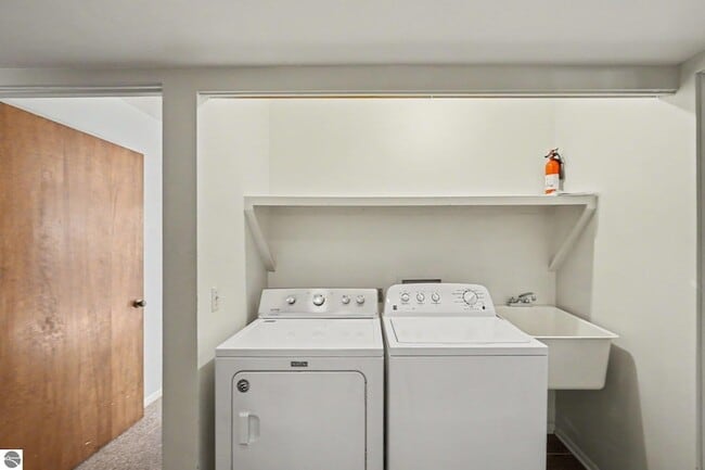 Building Photo - 983 Meadowbrook Dr