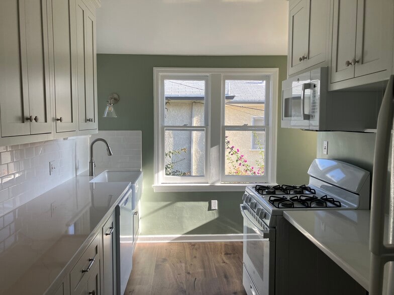 Building Photo - 834 12th St