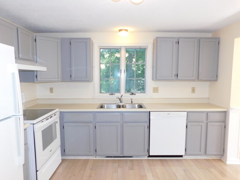 Building Photo - 4 Willow Creek Ln