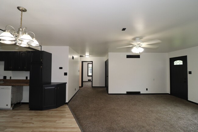 Building Photo - Spacious home for rent!