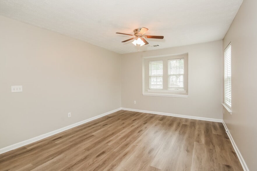 Building Photo - 2040 Valley Creek Dr