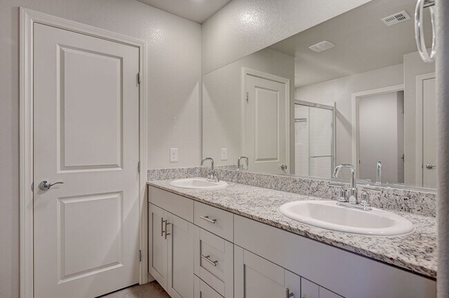 Building Photo - Spacious 4 Bedroom Home!