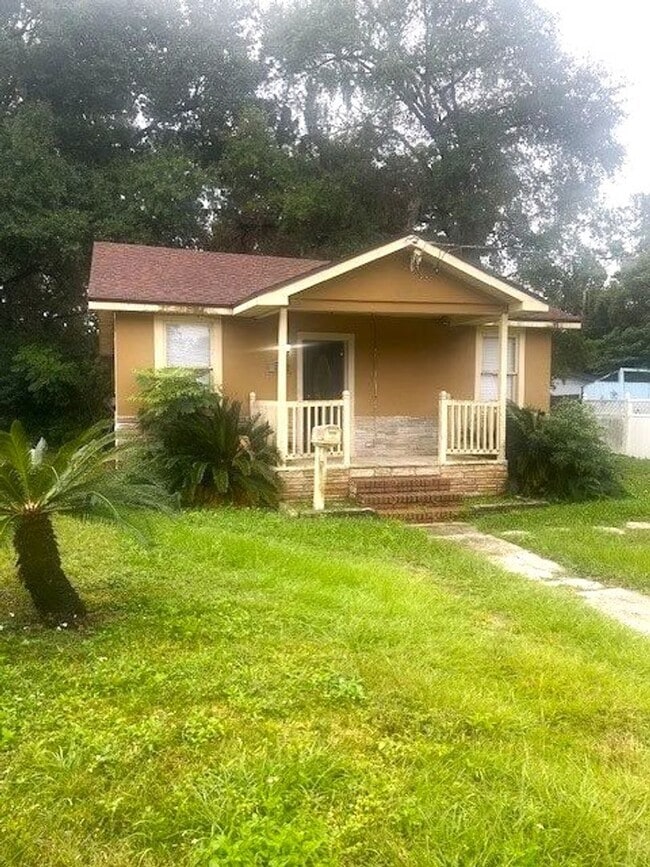 Building Photo - Spacious 2 bedroom 1 bath with sunroom and...