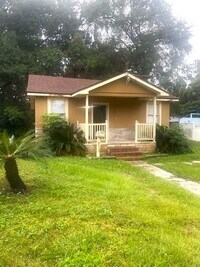 Building Photo - Spacious 2 bedroom 1 bath with sunroom and large yard!!