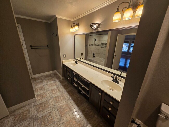 Building Photo - 8007 Sunshine Trail Dr