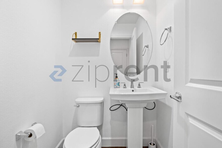 Building Photo - Unit