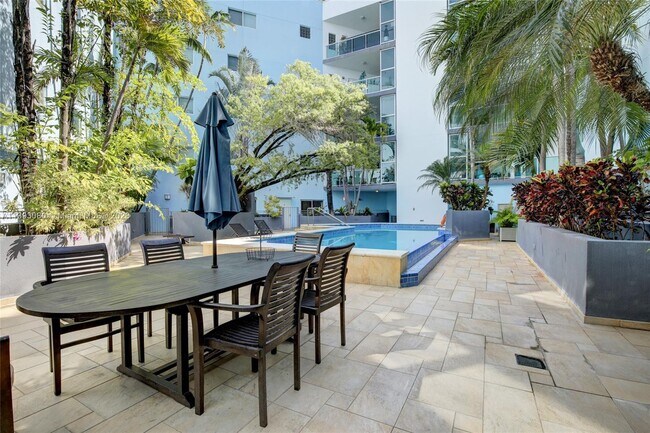 Building Photo - 2699 Tigertail Ave