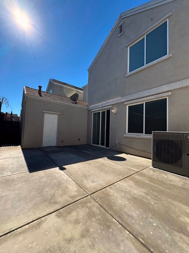 Building Photo - !!Get $500 OFF!! 3BR SFR w/ Tandem Garage & Fenced Yard near Boxwood St