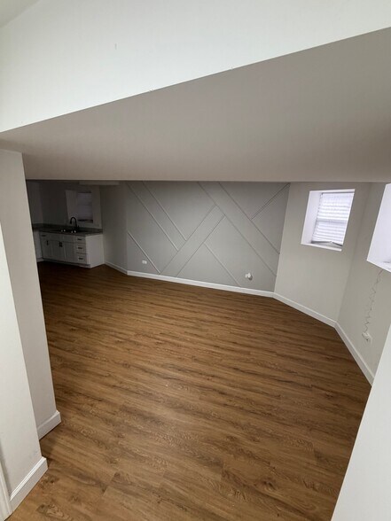 Building Photo - 1657 S Central Park Ave