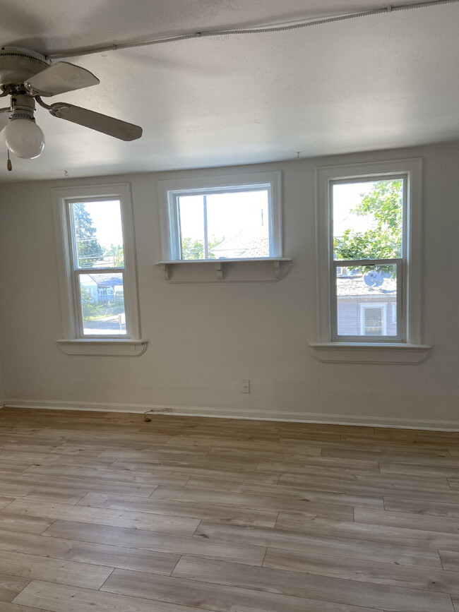 Building Photo - Spacious 3 bed 1 bath, bright & cheery apa...