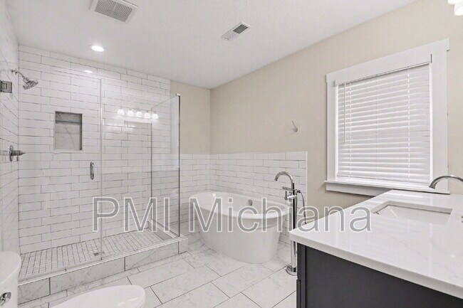 Building Photo - 314 E Angela Blvd