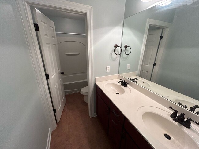 Building Photo - Beautiful 4Bed/2.5 Bath Home in Wren Creek!