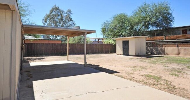 Building Photo - 4 bedroom/2 bath home on large lot near Alvernon/Grant!