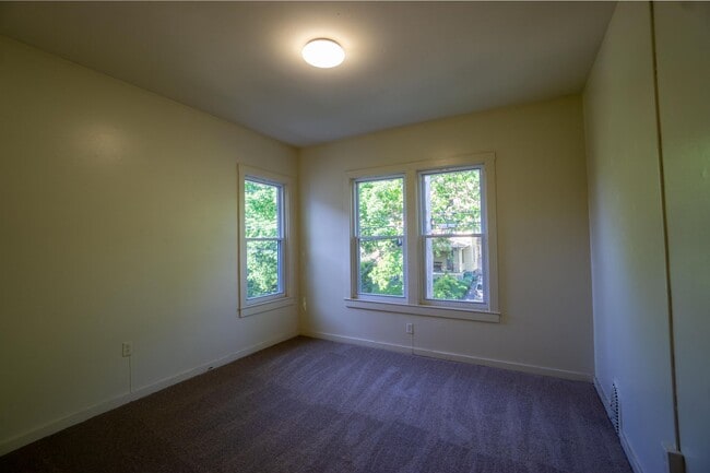 Building Photo - AVAILABLE 8/1/26  3 Story Townhouse On Qui...