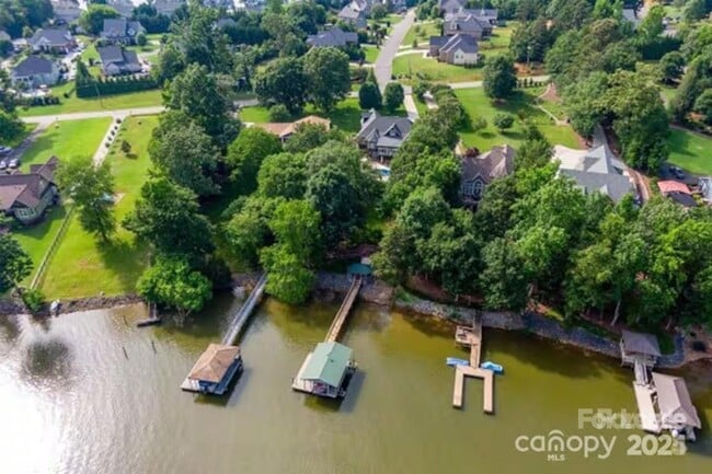 Building Photo - 876 Armstrong Rd