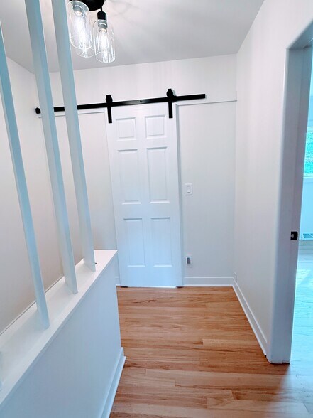 Bathroom Upstairs Hall - 470 E Vallette St