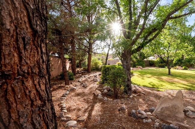 Building Photo - "Spacious 4-Bedroom, 4.5 Bathroom 4792 sq. ft. Retreat with Scenic Views and Cozy Fireplace in St...