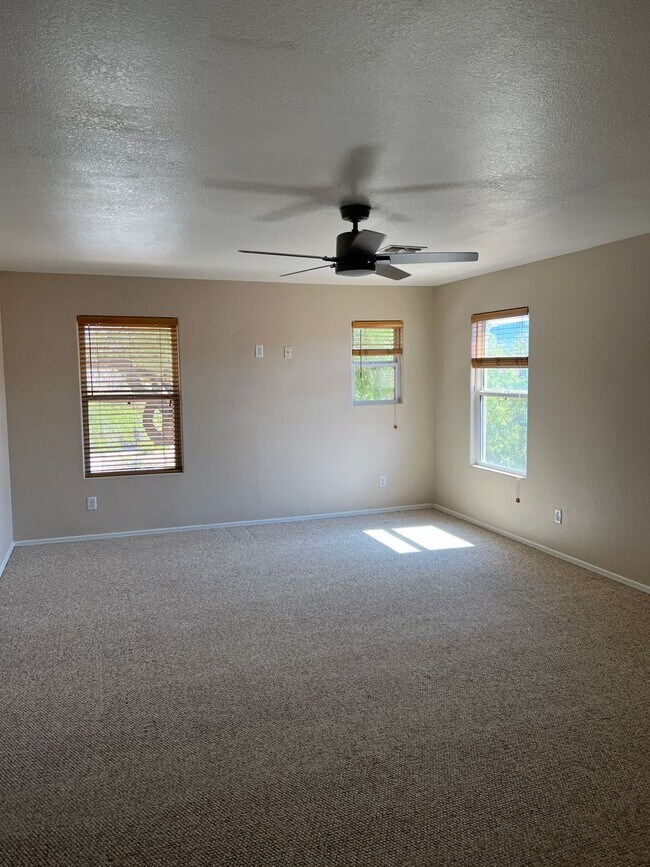 Building Photo - Spacious 4 Bedroom 2.5 Bath Home with Pool in Oro Valley