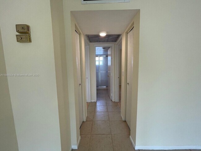Building Photo - 9431 Live Oak Pl