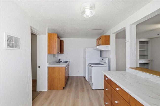 Building Photo - 241 E Elwood St