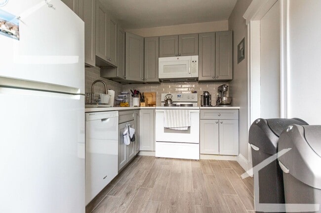 Building Photo - Sunny, Modern Cleveland Circle 1-Bed Right on the T!