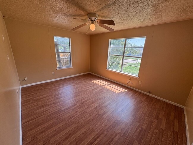 Building Photo - 1205 E Avenue G