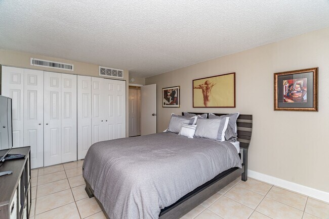 Building Photo - 7039 San Pedro Ave