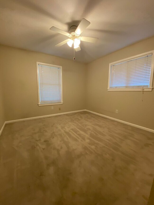Building Photo - 3 Bedroom , 1.5 Bathroom Brick home with c...