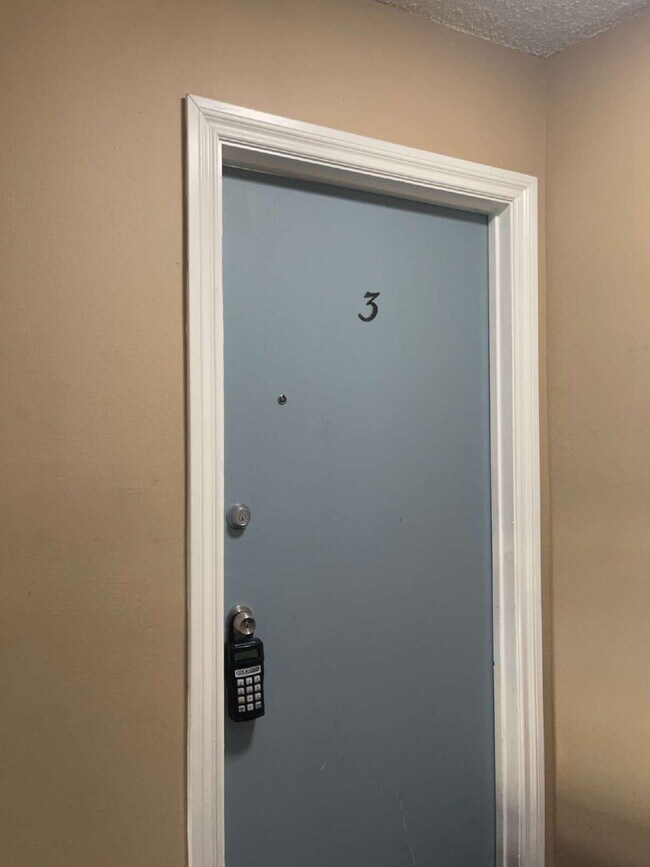 Building Photo - Spacious 3-Bedroom, 1.5-Bathroom Apartment in NW Portland