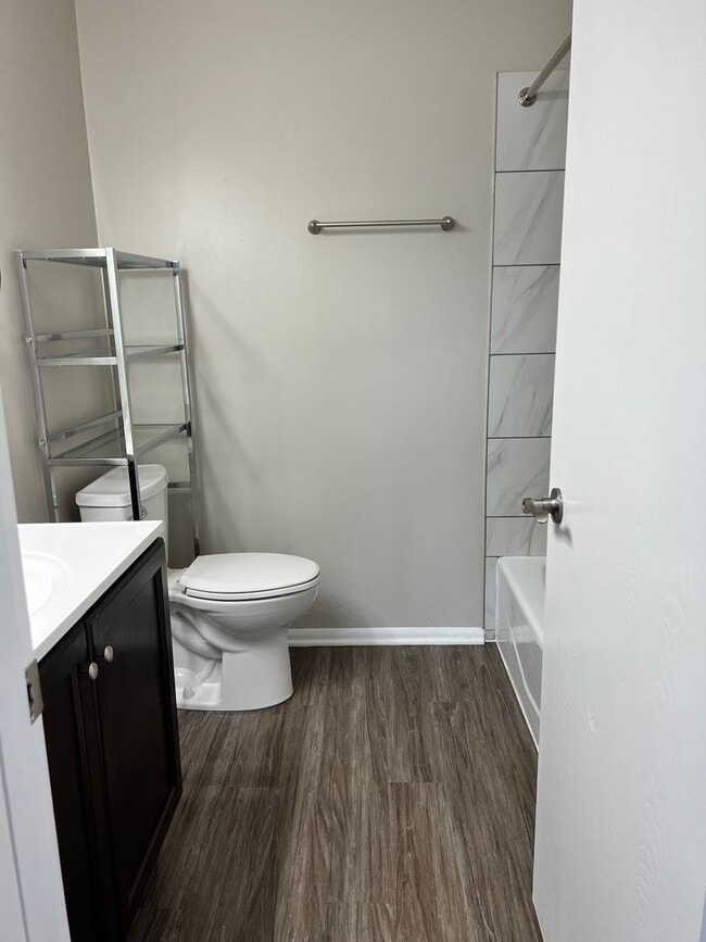 Building Photo - Charming Two-Bedroom Two Bathroom Apartment in Prime Chesterton Location!