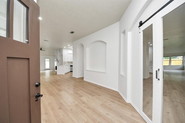 Building Photo - 5931 Mettler Ln