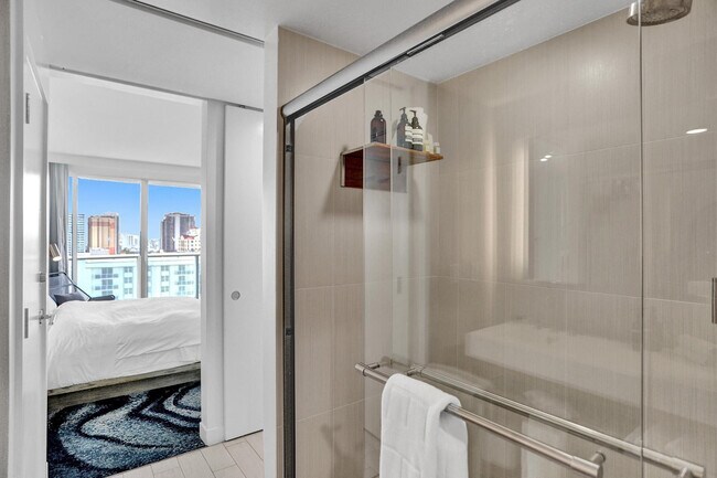 Building Photo - 3101 Bayshore Dr