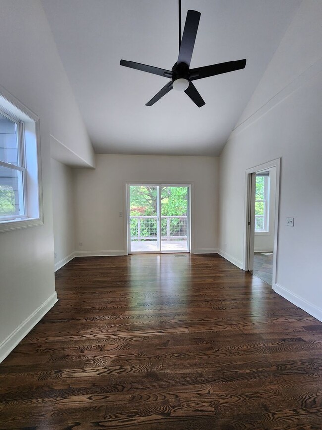 Building Photo - Beautiful East Asheville Long Term Rental ...