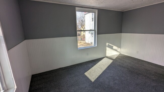 Building Photo - Charming 3-bedroom, 1-bathroom home located in the heart of Akron