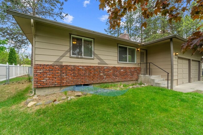 Primary Photo - 2 Bedroom 1 Bath Home with Attached Garage...