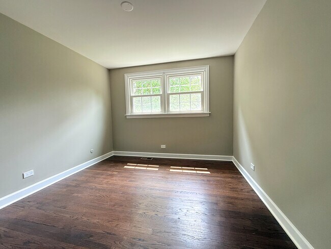 Building Photo - 1807 S Surrey Ridge Dr