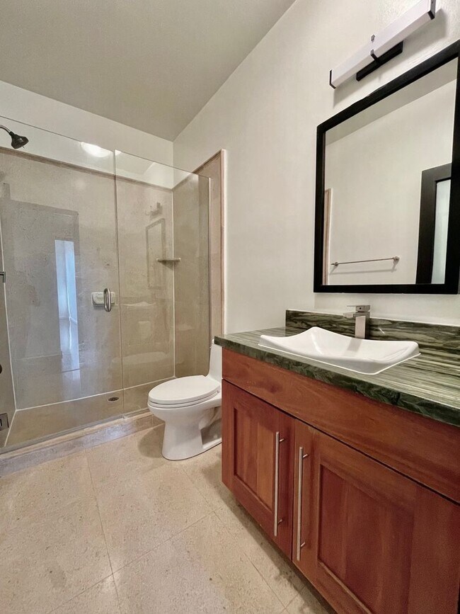 Building Photo - Spacious 2 Bedroom 2 Bath Condo in West LA