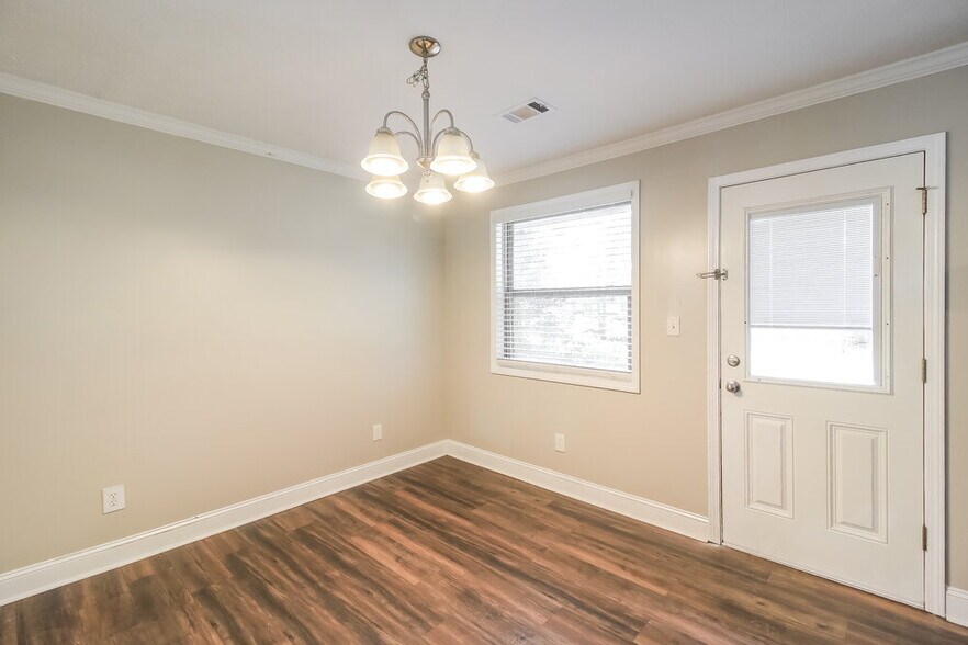 Building Photo - 9346 Woodknoll Way