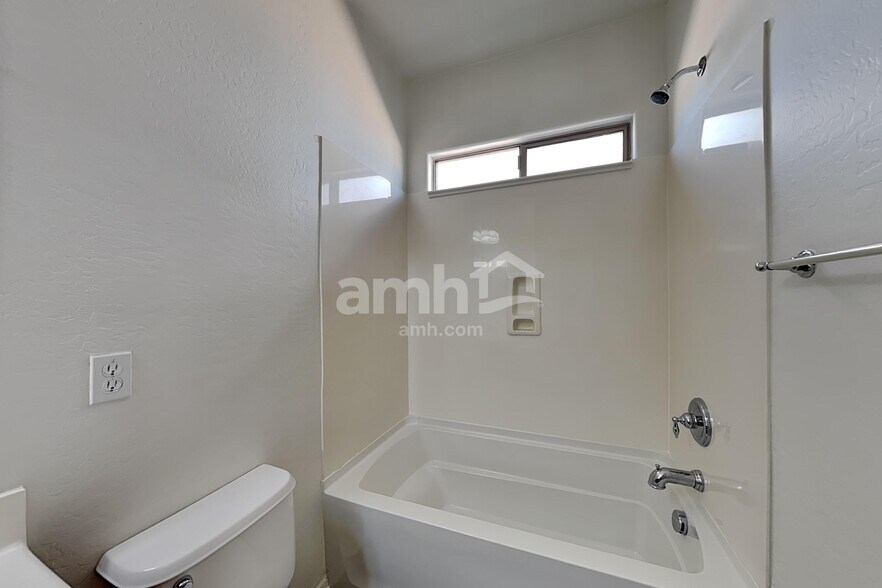 Building Photo - 18641 W Mission Ln