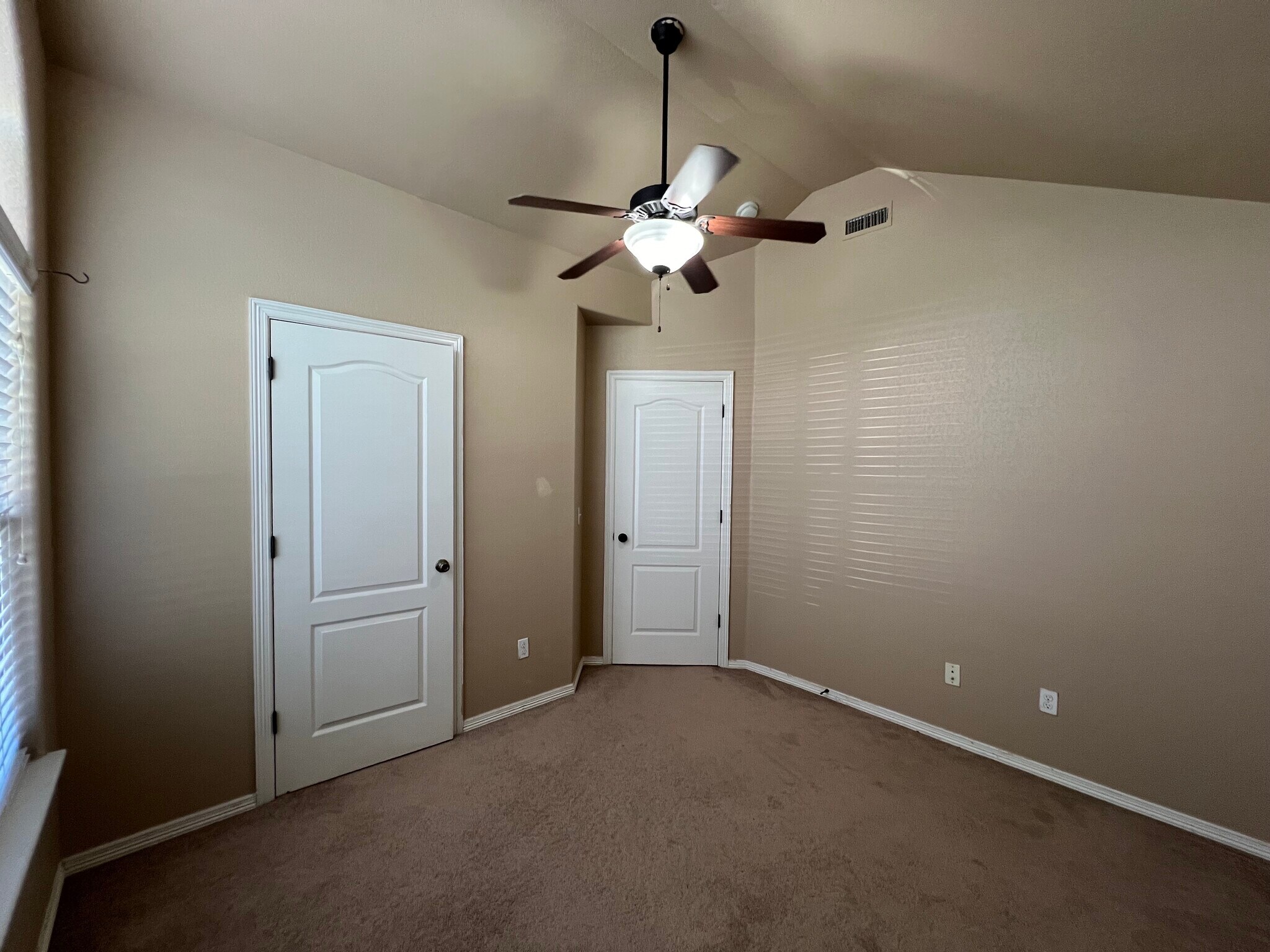 Building Photo - 210 Willow Dr